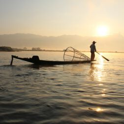 fisherman-239487_1920.jpg